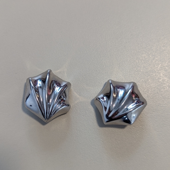 Vintage Vendome Silver Tone Clip On Shell Earrings - Picture 3 of 4